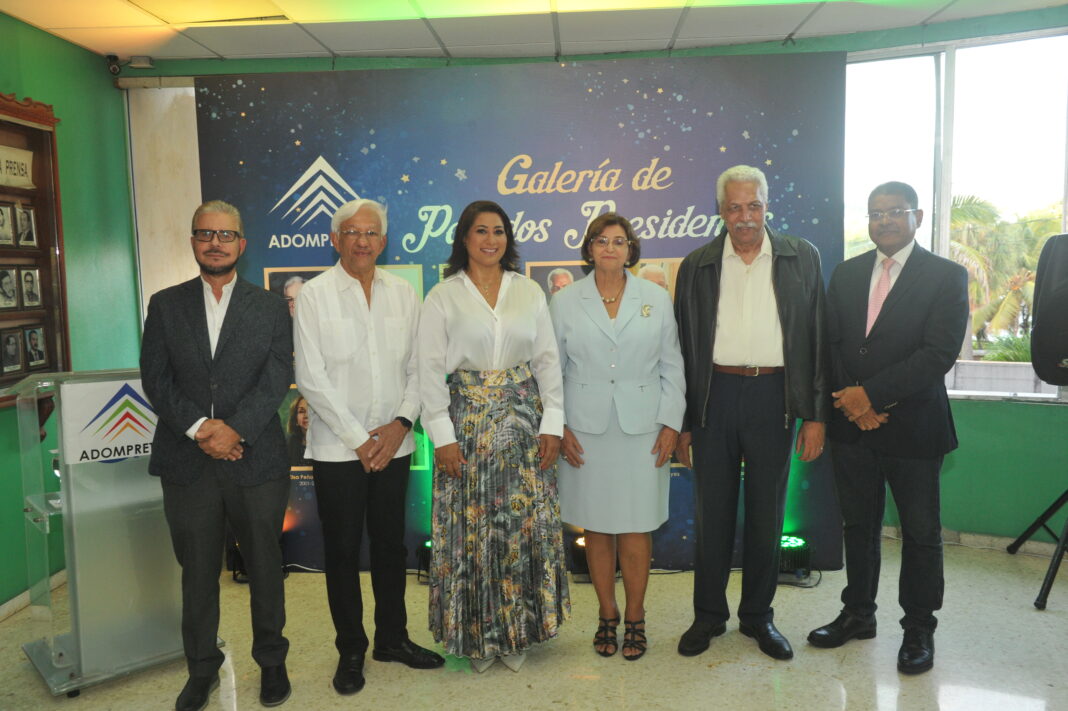 Los pasados presidente de Adompretur Luis José Chávez, Osvaldo Soriano, Yenny Polanco Lovera, Dania Goris, Luis Ernesto Simó y José María Reyes.