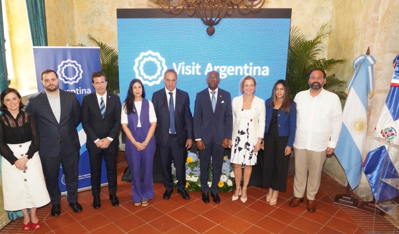 En el encuentro participaron autoridades oficiales, de Aerolíneas Argentinas y del sector turístico privado, en tanto la comitiva local estuvo encabezada por el viceministro de Turismo dominicano, Carlos Peguero.