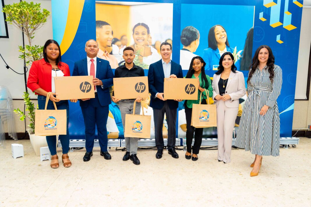 De izquierda a derecha, los señores Yuleyddy Zabala, Leonel Ng, Noel Suncar, Christopher Paniagua, Orquídea Rincón, Mariel Bera y Kristie Farias.