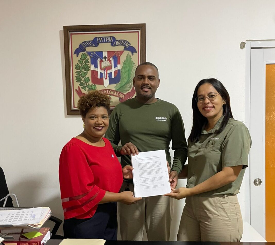 Adalberta Lucía Calcaño Maldonado, Oscar Barett y Yohanna Díaz durante la firma de unos de los acuerdos de Eco Bahía