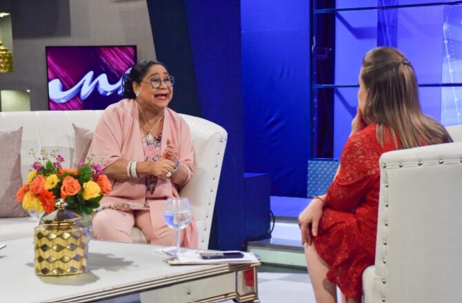 Angelita Curiel mientras participa en un programa de televisión recientemente en Santo Domingo