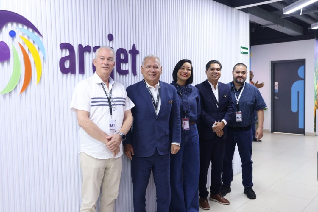 En la foto de izquierda a derecha: Sr Alan Arias, operaciones Arajet, Sr. Alfredo Hernández CEO Tripulantes VIP, Srta. Laura Baez , Jefe de Tripulantes de cabina ,Arajet , Sr. Arturo Hernandez Jefe de operaciones Tripulantes VIP , Cap. Carlos Rodríguez, operaciones Arajet