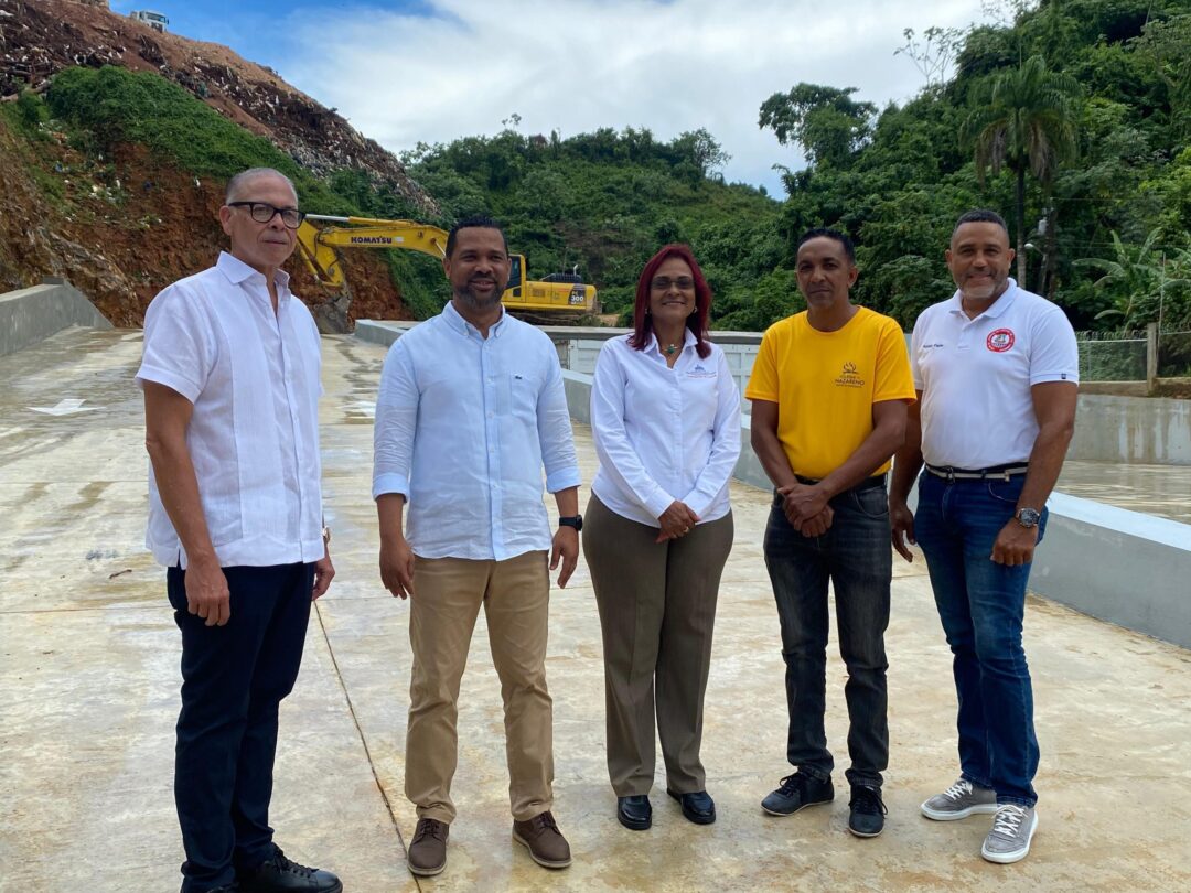 Autoridades de Las Terrenas y ejecutivos de ECO5RD luego del acto de apertura de la estación