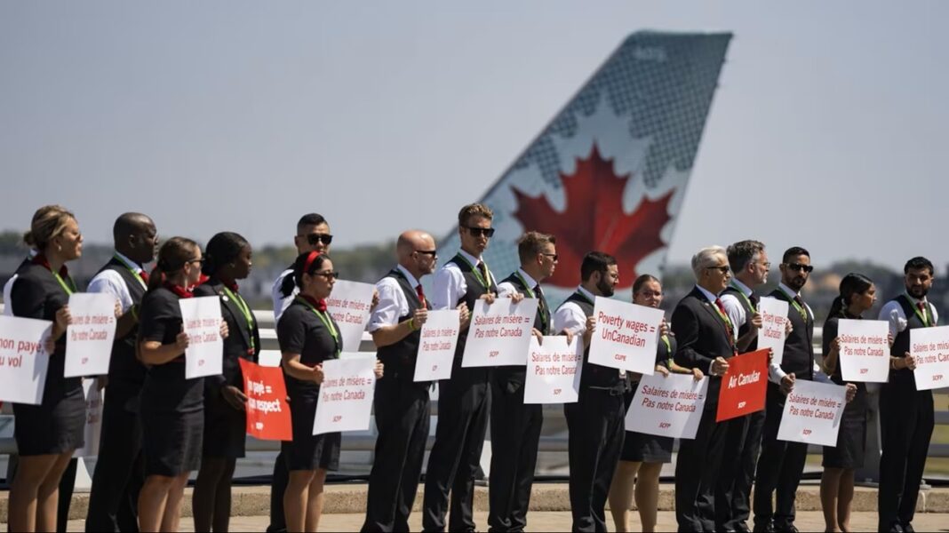 Auxiliares de vuelo de Air Canada realizan una protesta silenciosa en el Aeropuerto Internacional Pierre Elliott Trudeau de Montreal el lunes 11 de agosto de 2025. Foto de The Canadian Press por Christinne Muschi