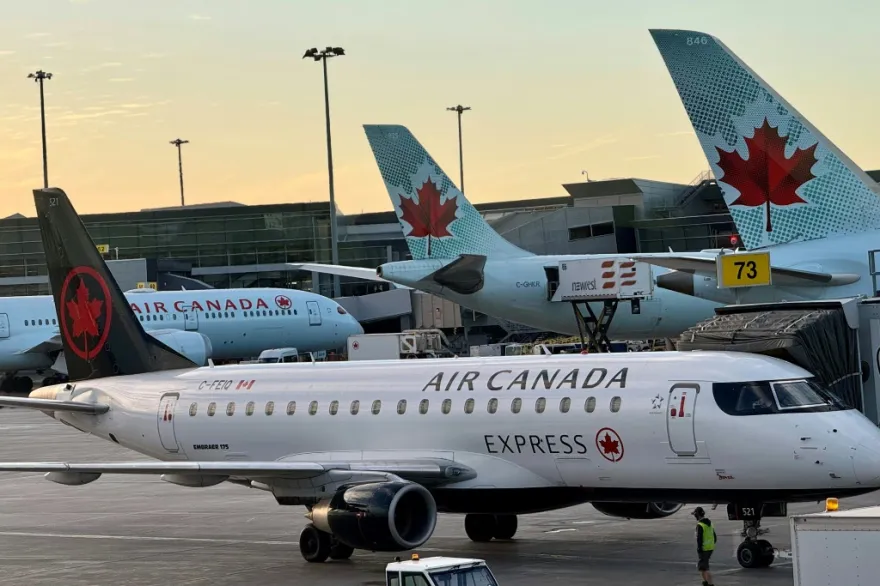 Ante la amenaza de huelga de los auxiliares, la aerolínea informó que los primeros vuelos serán cancelados el jueves, seguidos el viernes y un cese total de los vuelos de Air Canada y Air Canada Rouge para el fin de semana.