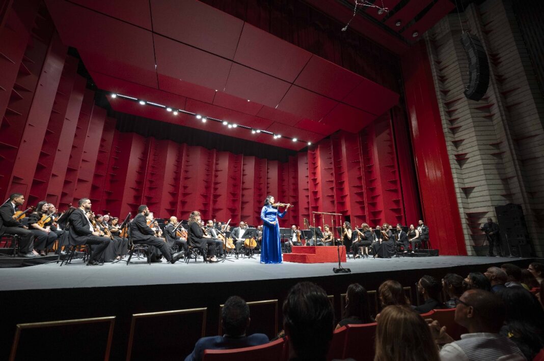 Bajo la dirección del maestro José Antonio Molina, la violinista dominicana interpretó el Concierto para violín y orquesta en Re mayor de Ludwig van Beethoven, en sus tres movimientos, reiterando su virtuosismo técnico y su elegancia interpretativa. Foto: David Soto.