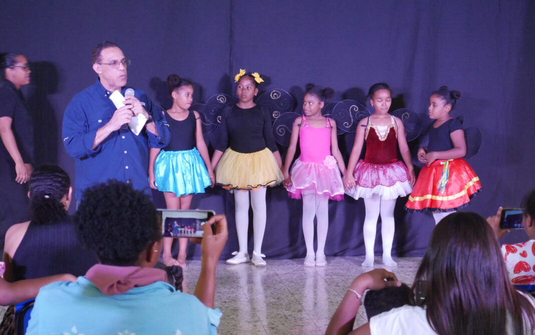 El actor de teatro y director general de la Fundación Teatro Cúcara-Mácara, Basilio Nova, junto a prospectos del teatro azuano al cierre de talleres de arte en azua.