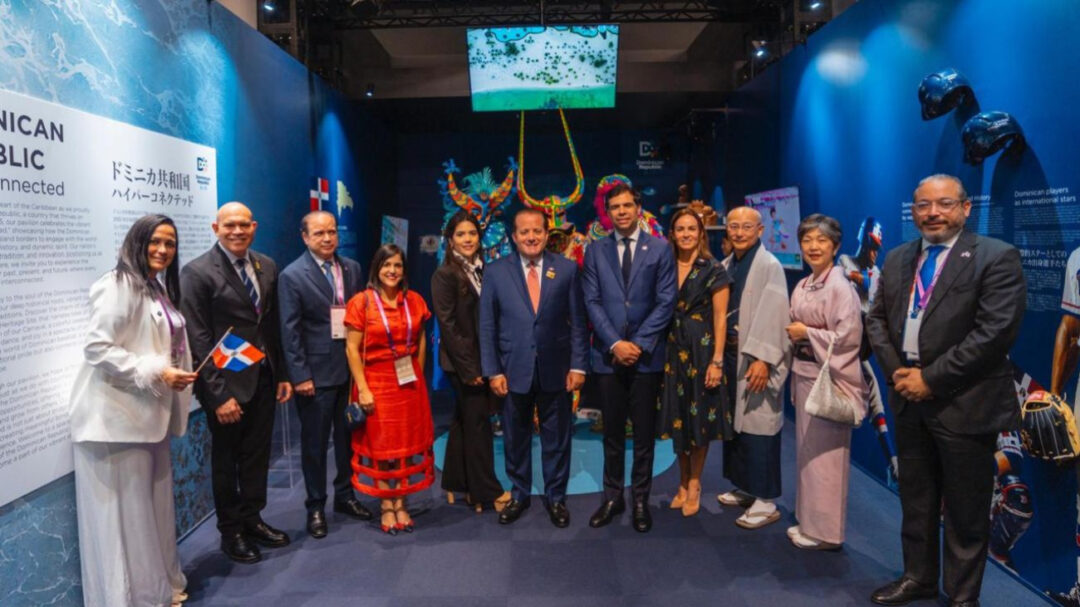 Bibiana Ribeiro de ProDominicana con vestido rojo en la imagen, encabezó la misión a Expo Osaka para liderar las actividades especiales desarrolladas por el país durante el día dedicado a República Dominicana
