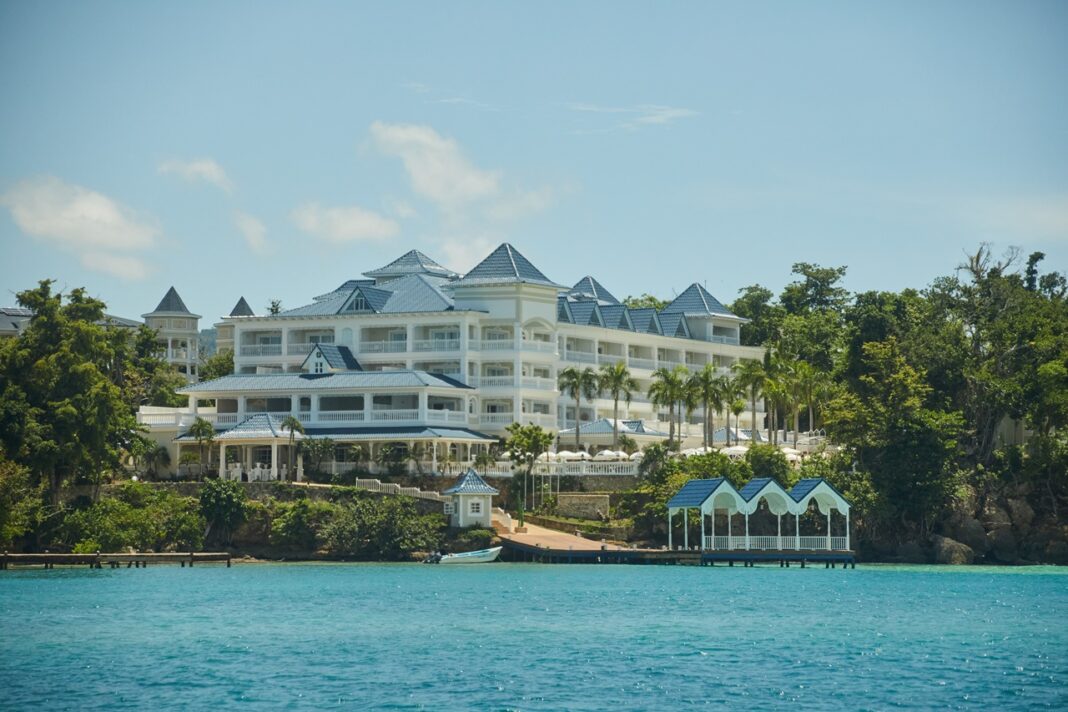 La insignia obtenida por Cayo Levantado Resort influirá también en su evaluación general de estrellas dentro del sistema de Forbes, y sitúa al resort como un referente de hospitalidad regenerativa en la región del Caribe.