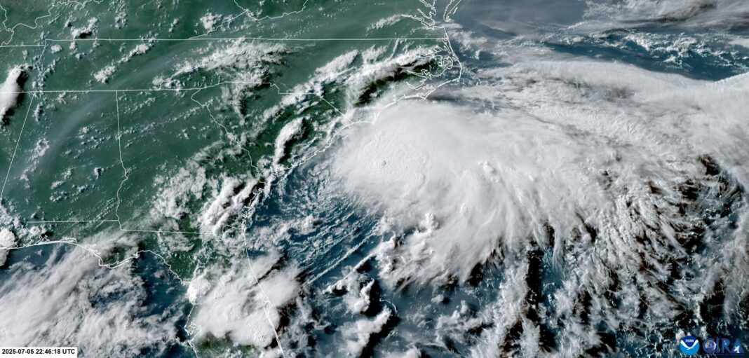 Imagen satelital de la tormenta tropical Chantal aproximándose a la costa de las Carolinas, tomada por el satélite GOES-19 de la NOAA el 5 de julio de 2025. (Crédito de la imagen: TS Chantal. 5 de julio de 2025/Satélites NOAA)