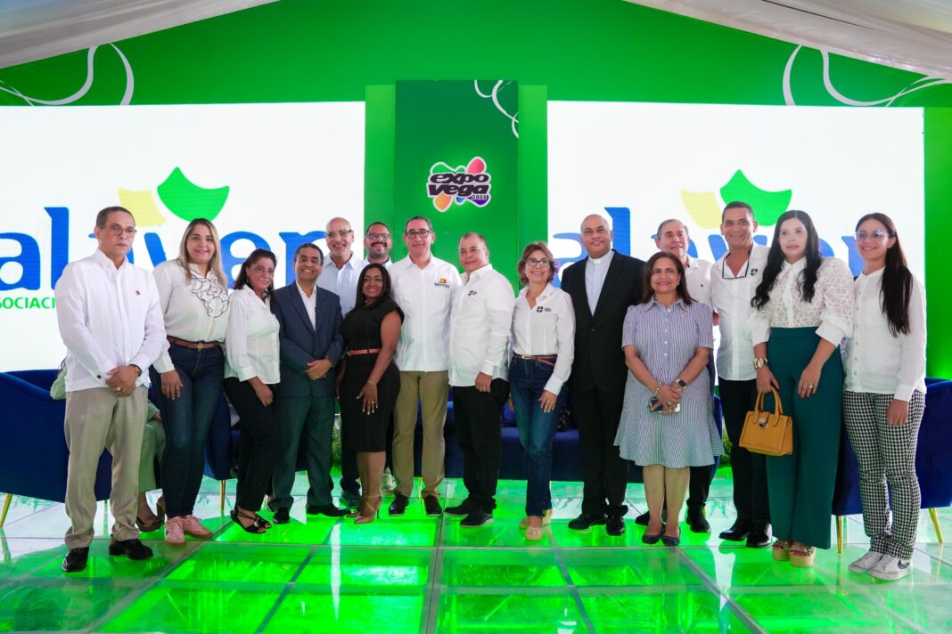 Integrante del Clúster Turístico de la Vega, delegados del MInisterio de Turismo y otras personalidades tras los debates.