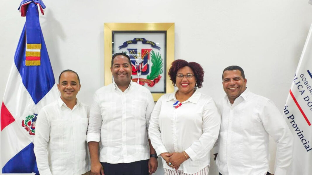 El presidente de Conadis y las autoridades legislativas y gubernamentales de Pedernales posan luego de la reunión para promover el cumplimiento de estándares de accesibilidad en los espacios turísticos que allí se construyen.