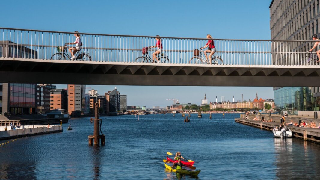 Lazos de ciclo. El icónico puente bici de Copenhague, la Serpiente de Bicicletas, conecta la ciudad y transporta a los ciclistas por el puerto en un estético recorrido sobre la dársena. Foto de Daniel Rasmussen