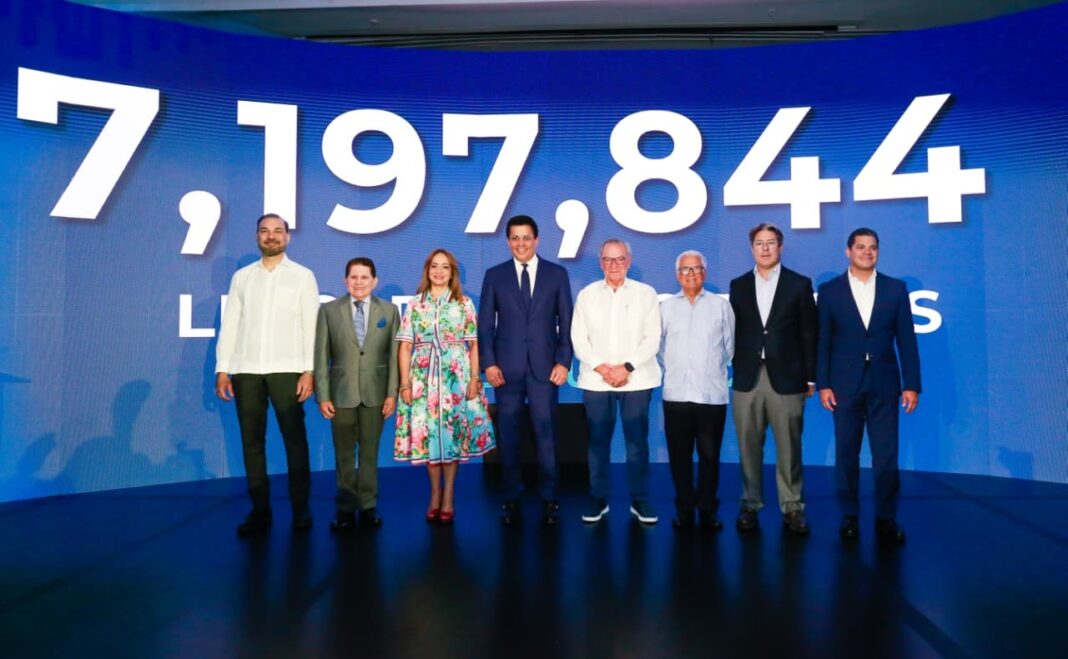 David Collado junto a empresarios de la industria turística al momento de dar los detalles de las llegadas de visitantes en lo que va de año.