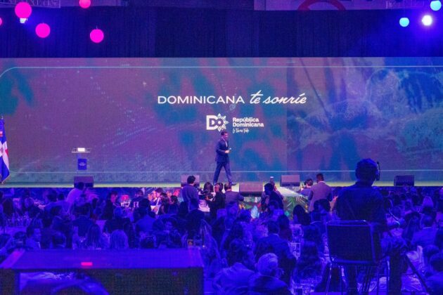 En la v&iacute;spera de la IBTM Am&eacute;rica en M&eacute;xico en ministro de Turismo dominicano, David Collado, presente ante m&aacute;s de 1,500 profeisonales del turismo la campa&ntilde;a Dominicana te Sonr&iacute;e.