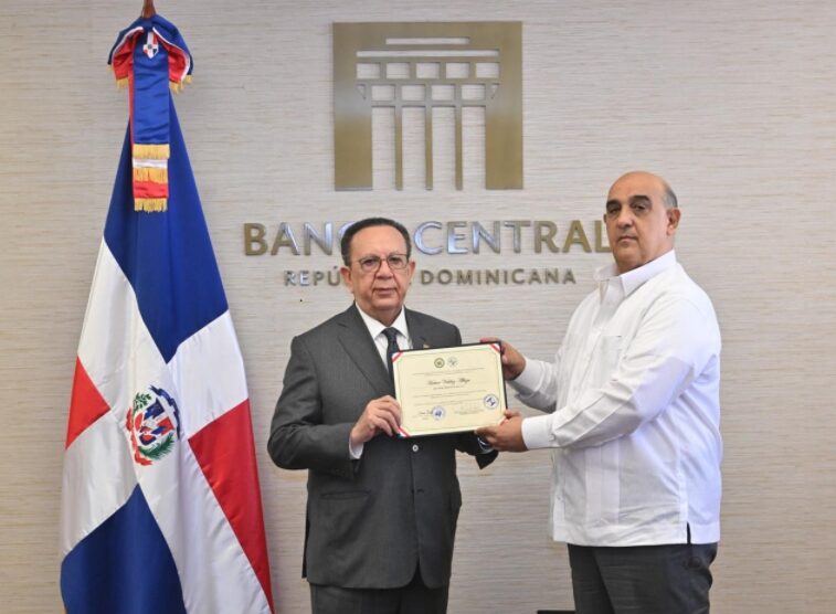 El Gobernador del Banco Central, Héctor Valdez Albizu recibe reconocimiento del CODECO