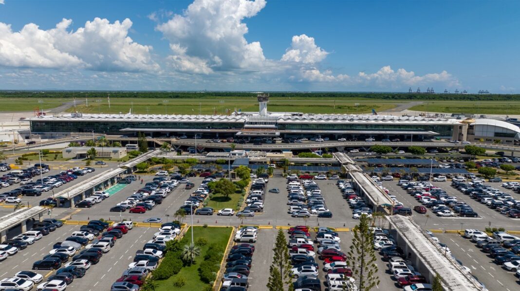 Aerodom había explicado que el servicio de estacionamiento en los lotes de larga duración para los días de mucha afluencia implicarían un servicio de transporte tipo shuttle gratuito que te conecta directamente con la terminal.