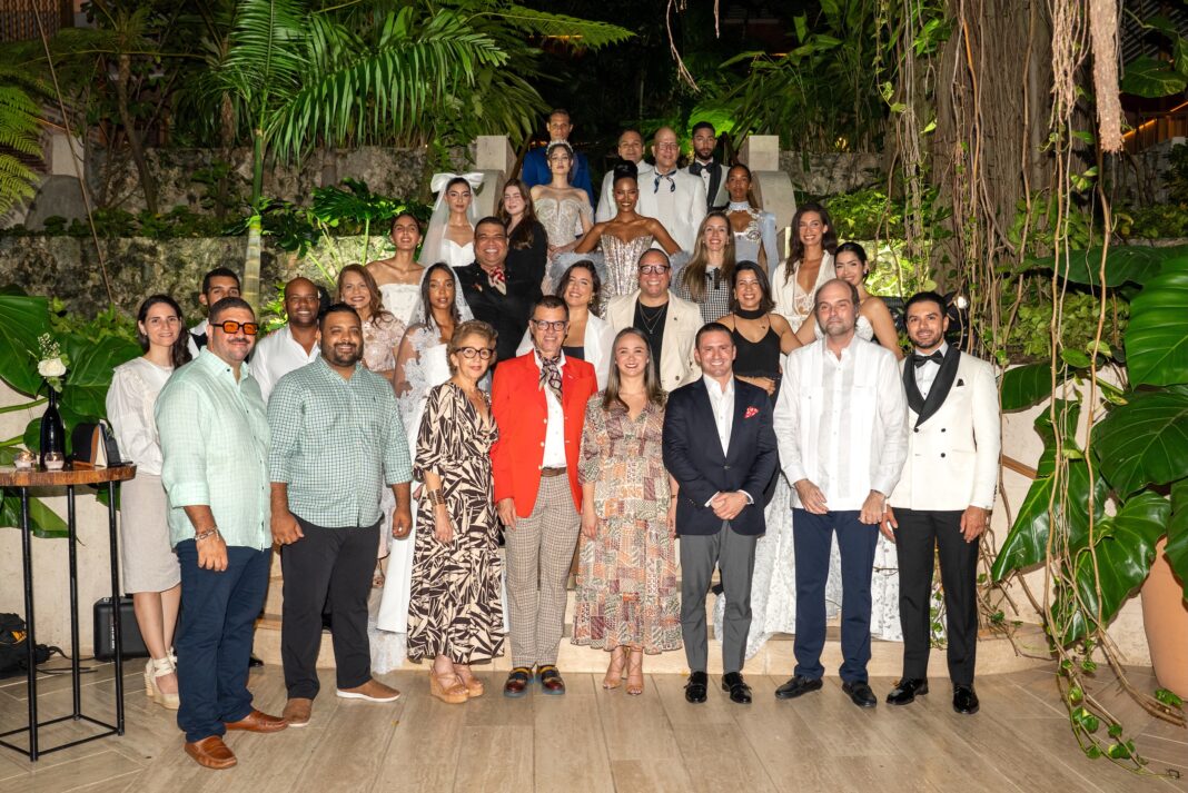 Joan González, Francis Rosa, Mirta Sánchez, Sócrates McKinney, Estela Coiscou, Guillermo Julián Jiménez y Carlos Sousa junto a modelos y diseñadores que formarán parte de la f
