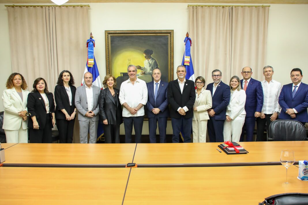 Integrantes de la Cámara Oficial de Comercio de España en la República Dominicana (Camacoes-RD) y el presidetne de la República durante la reunión.