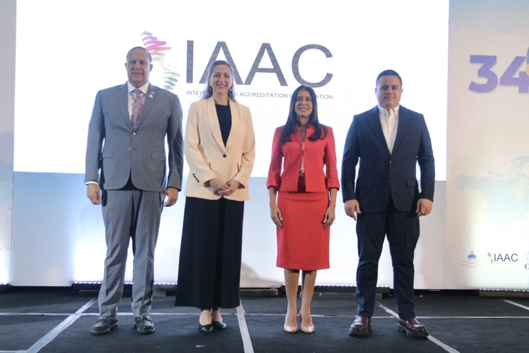Ángel David Taveras Difó, director ejecutivo del ODAC; Andrea Melo, presidenta de la IAAC, Gianna Franjul, viceministra de Desarrollo Industrial del Ministerio de Industria, Comercio y Mipymes (MICM), y el director ejecutivo del Instituto Dominicano para la Calidad (Indocal), Néstor Matos en la apertura de la Asamblea General de IAAC.