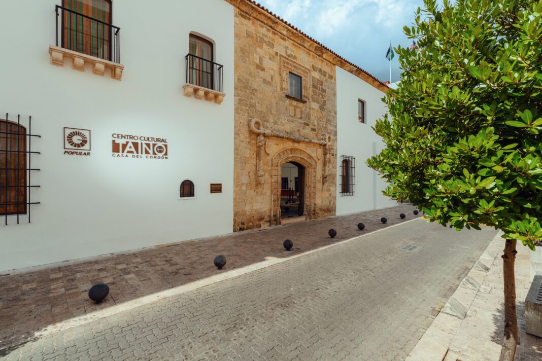 La Casa del Cordón es una de las primeras viviendas civiles en piedra del continente americano, erigida en 1503. Hoy funge como centro cultural para la divulgación de la cultura taína y refleja el mestizaje de civilizaciones.