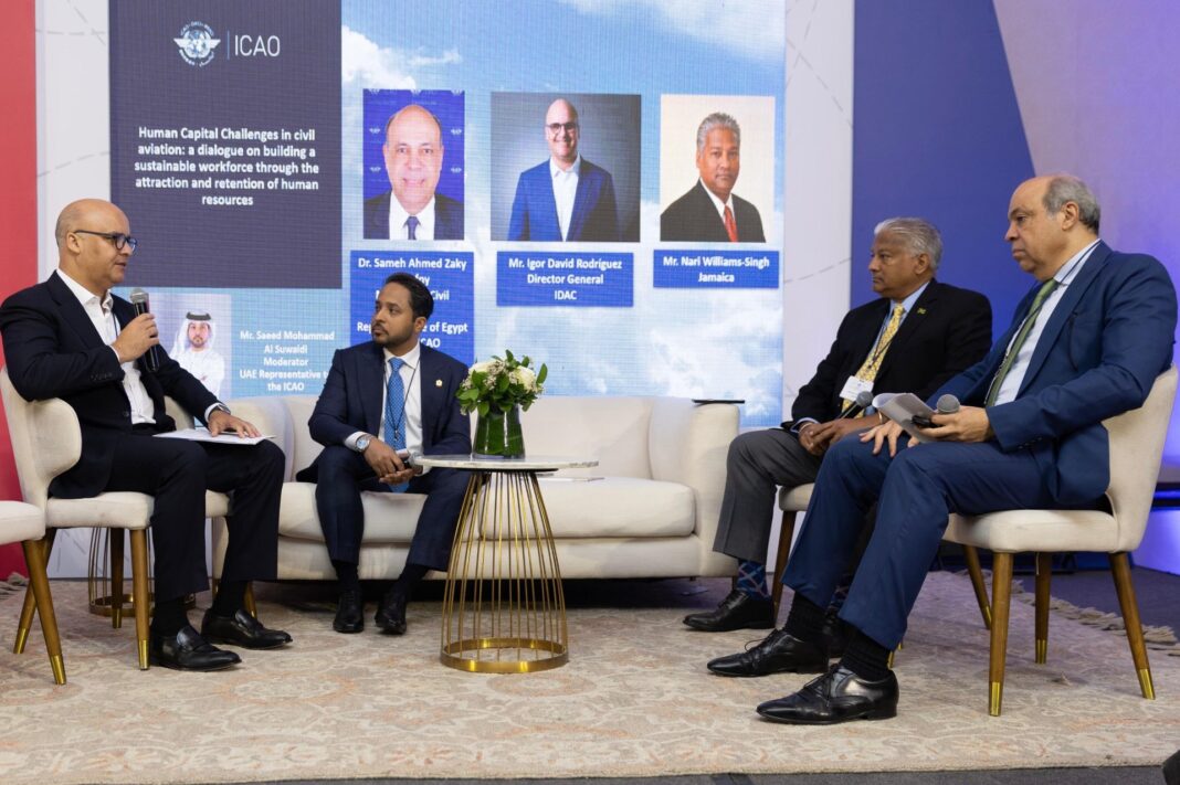 Igor Rodríguez Durán, director general del IDAC durante su participación en el panel “Desafíos del Capital Humano en la Aviación Civil”.