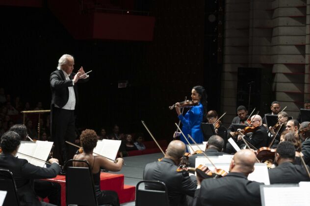 La solista Aisha Syed Castro ofreci&oacute; una interpretaci&oacute;n inolvidable del Concierto para viol&iacute;n y orquesta en Re mayor de Beethoven. Fotos cortes&iacute;a de David Soto
