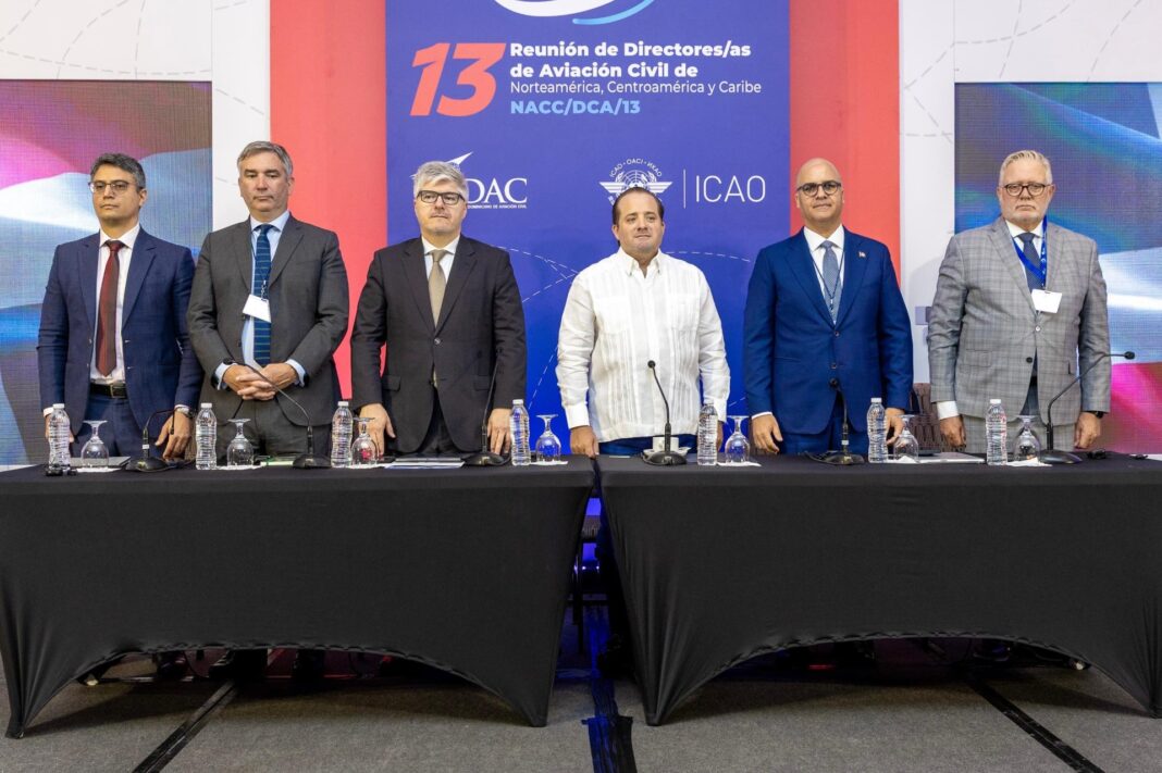 Al centro, los anfitriones por República Dominicana, José Ignacio Paliza, ministro de la Presidencia e Igor Rodríguez Durán, director general del IDAC; desde el extremo izquierdo, Fabio Rabbani, director regional de la Oficina SAM; Michael Gil, director de la Oficina Legal de la OACI; Juan Carlos Salazar, secretario general de la OACI; y al extremo derecho, Christopher Barks, director de la Oficina Regional NACC.