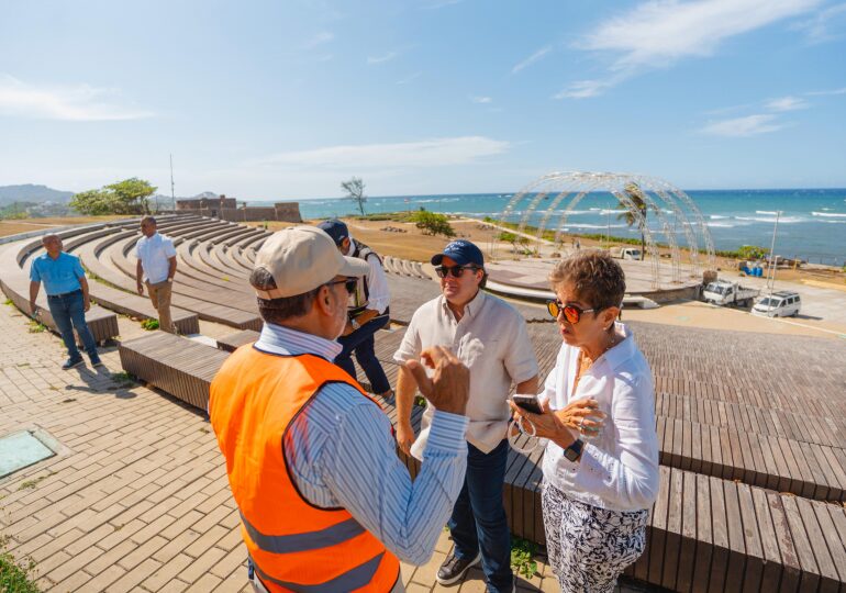 José Paliza junto a la senadora Ginnette Bournigal, mientras recibe informacion sobre el estado de las obras del anfiteatro y parque La Puntilla en Puerto Plata.