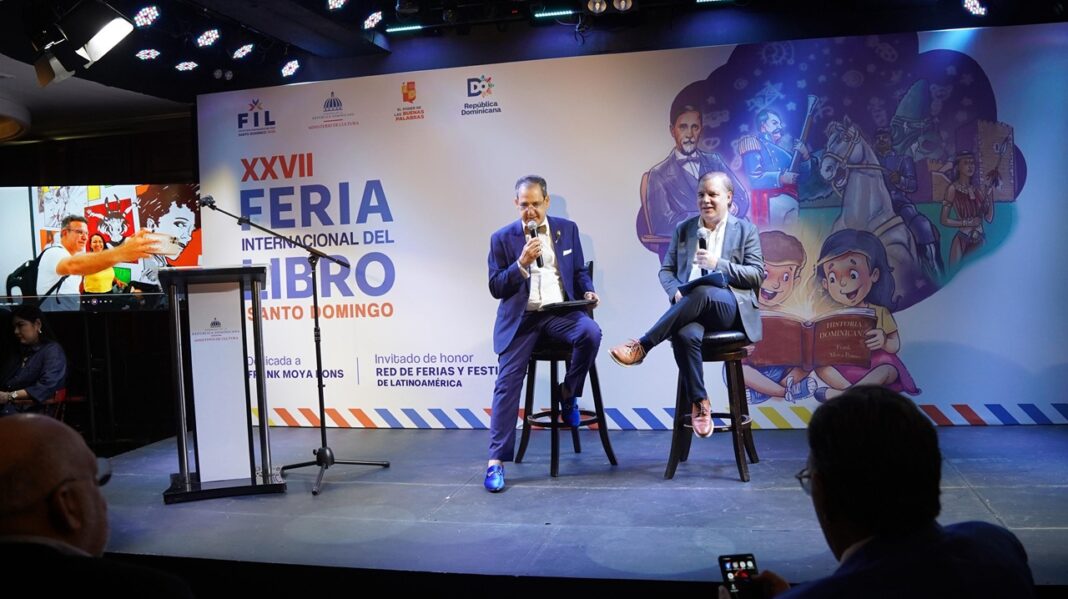 El viceministro de Cultura Pastor de Moya, y el director de Ferias del Libro, Joan Ferrer mientras daban detalles de la nueva edición de la FILSD2025.