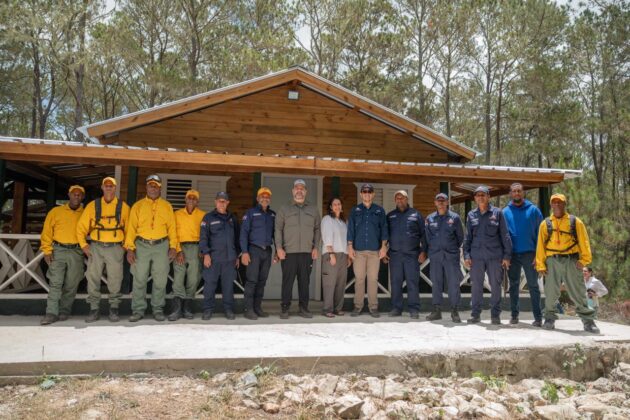 Autoridades y ambientalistas en uno de los centros de vigilancia instalados en la Sierra de Bahoruco.