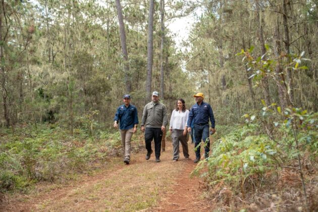 El ministro de Medio Ambiente y ejecutivos del Grupo Jaragua recorren el parque.