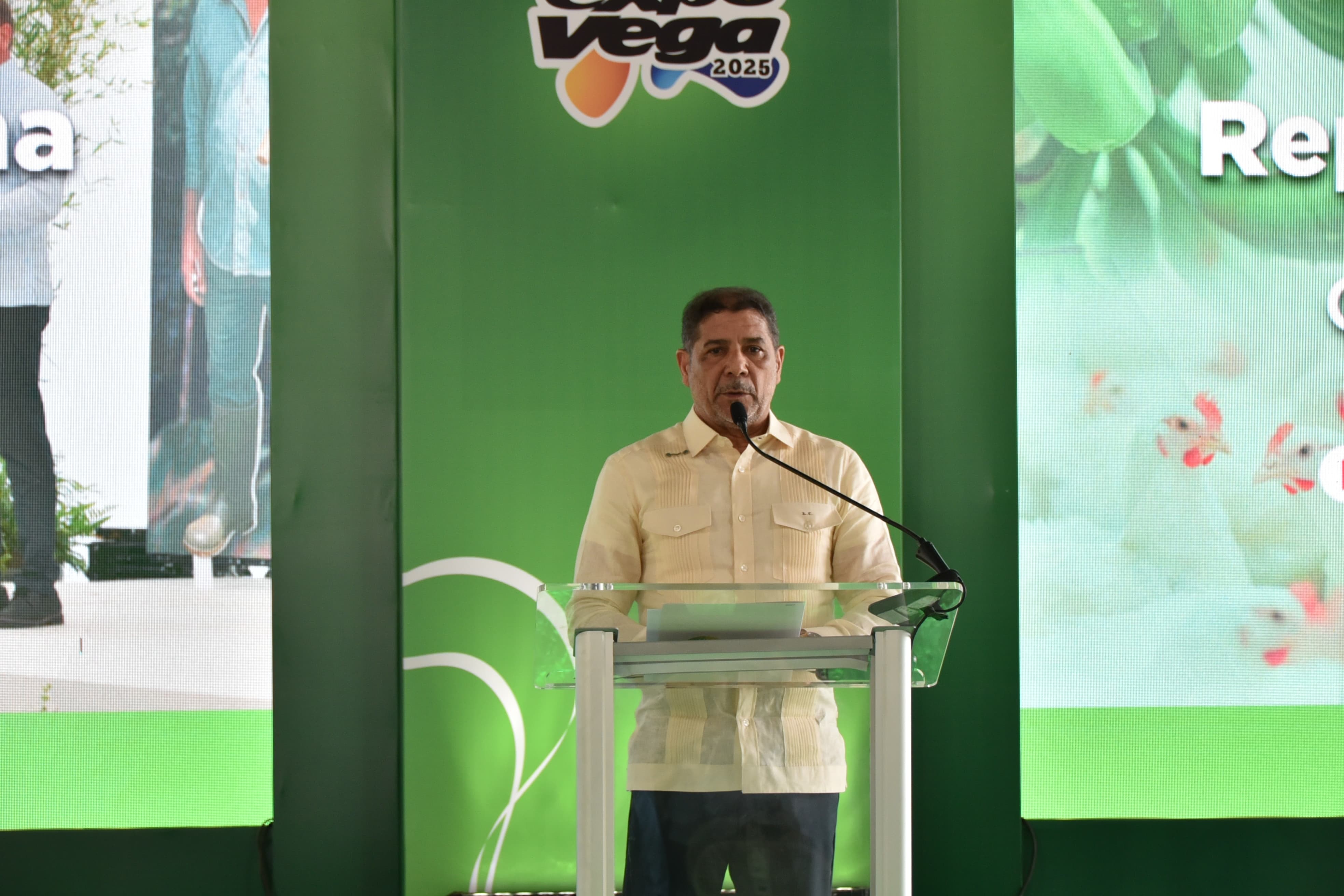 Durante el acto el ministro de Agricultura, Limber Cruz, agradeció la dedicatoria de la exposición, tanto a él como al Ministerio compartiendo el homenaje con los productores y trabajadores del agro.