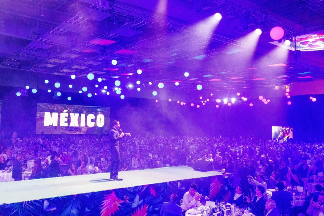 En la víspera de la IBTM América en México en ministro de Turismo dominicano, David Collado, presente ante más de 1,500 profeisonales del turismo la campaña Dominicana te Sonríe.