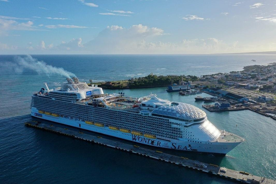 Momento en que llega al puerto Taino Bay de Puerto Plata el crucero Wonder of the Seas considerado el barco turístico más grande del mundo, perteneciente a la compañía Royal Caribbean.