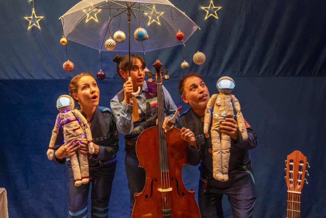 Escena de la obra de teatro ¨Astronaura, Marino del Universo¨ que está dentro de la cartelera del festival.