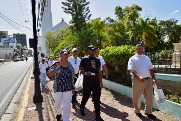 Personas que asistieron a la inauguraci&oacute;n del Sendero de la Fe en Santiago de los Caballeros
