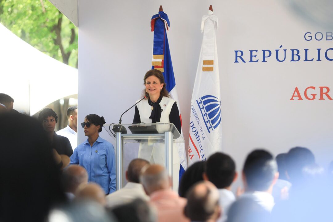 Al hablar en el discurso central de la apertura de Expo Vega Real, la vicepresidenta de la Repúblida, Raquel Peña, destacó los avances de La Vega en materia de exportación, lo que le ha permitido posicionarse en mercados tan exigentes como Estados Unidos y Canadá y seguir siendo “un símbolo de herencia, identidad y productividad”.