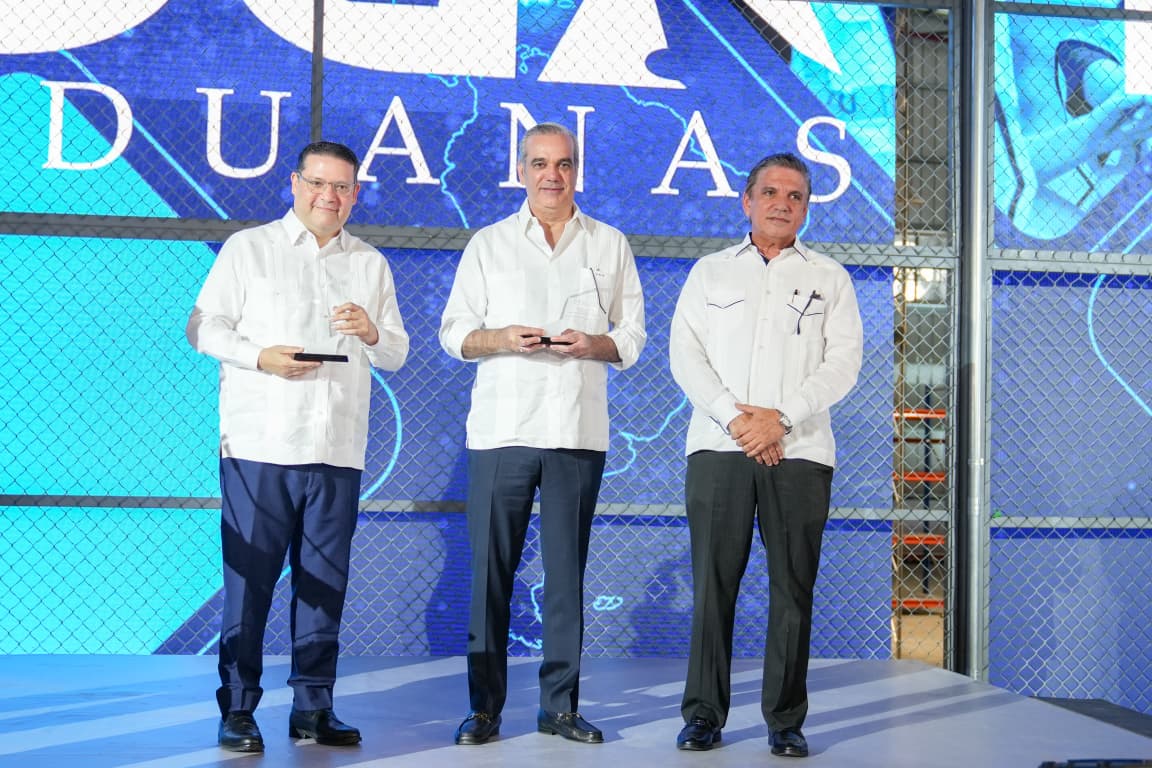 Momento en que la la Asociación Dominicana de Empresas Courier (Asodec) entrega un reconocimiento al presidente Abinader.