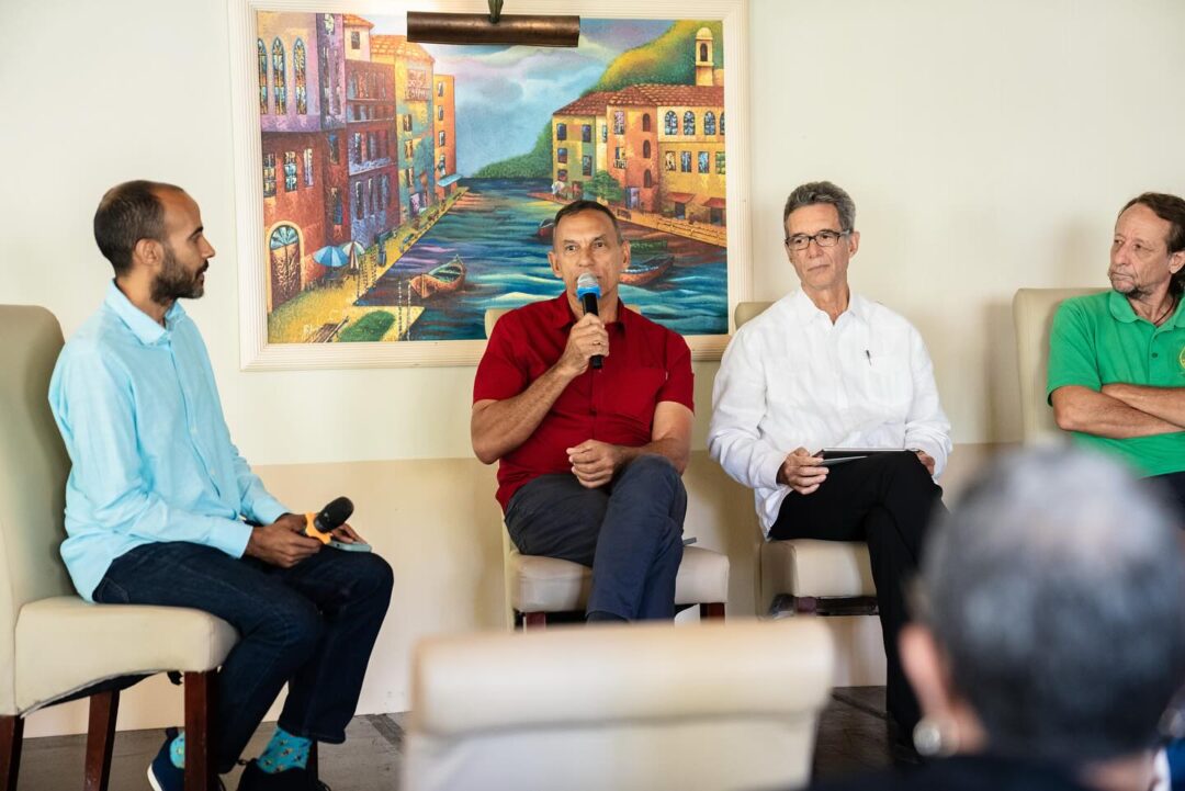 Un momento de discusión en el Foro de Agua en la Costa en Las Terrenas Samaná