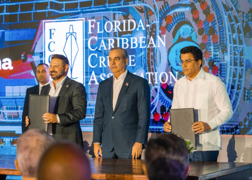 El presidente de la FCCA, Adam Ceserano, Luis Abinader y David Collado tras la firma del acuerdo.