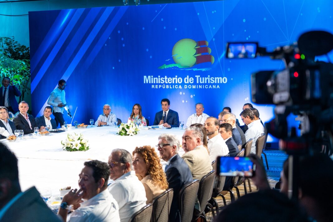 David Collado encabezó el encuentro previo a la exposición de las estadísticas de julio del turismo dominicano.