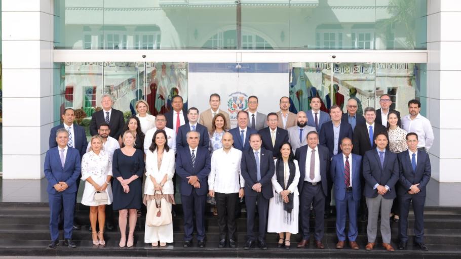 Foto oficial del encuentro de empresarios bolivianos y dominicanos, junto a ejecutivos de Larimar City & Resort, realizado en Santo Domingo.