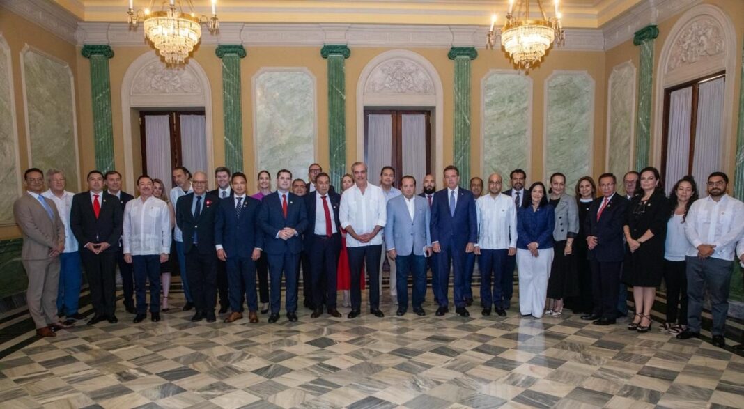 El presidente de la República Luis Abinader, acompañado de varios ministros y funcionario mientras recibe a la comitiva empresarial boliviana y ejecutivos de Larimar City & Resort