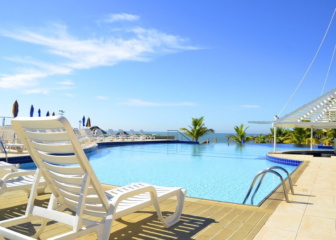 El informe del BCRD destaca que las actividades de hoteles, bares y restaurantes, presentaron una variación interanual de 4.4 % en julio de 2025, debido principalmente a la llegada de pasajeros no residentes, la cual exhibió un crecimiento de 6.5 % en el mes de julio.