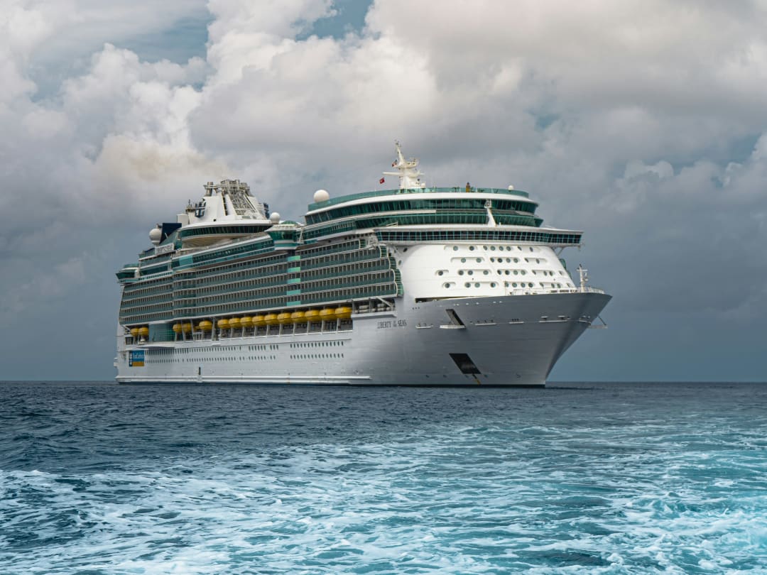 Royal Caribbean adopta un enfoque altamente proactivo para mantener sus barcos y pasajeros a salvo de las amenazas de tormentas.Foto de Adam Gonzales en Unsplash