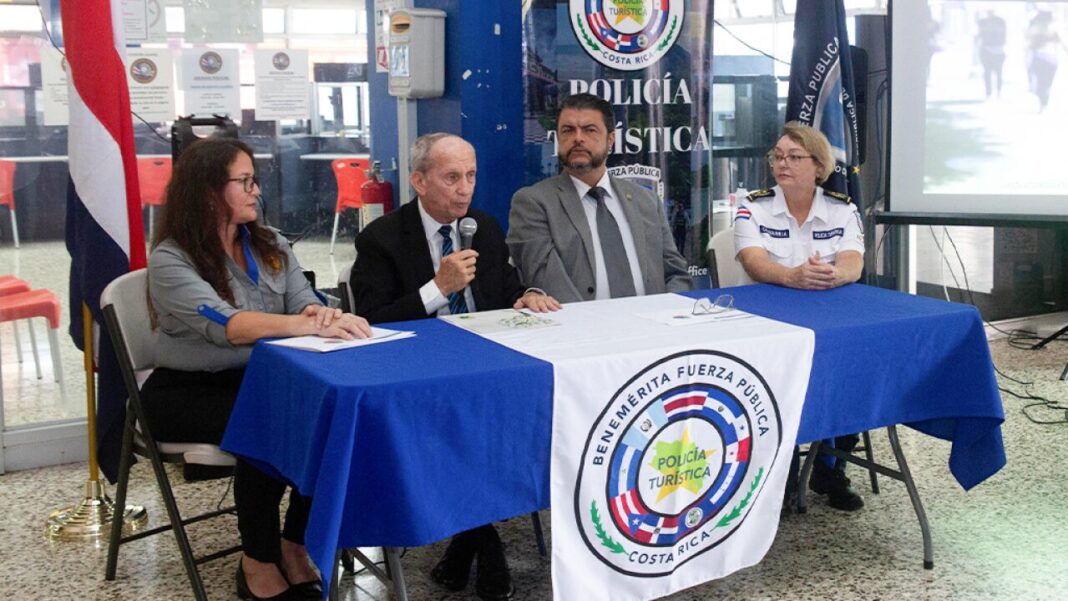 William Rodríguez, ministro de Turismo de Costa Rica junto al ministro de Seguridad Pública, Mario Zamora, mientras ofrece detalles del nuevo puesto Despacho 9-9-9 en Costa Rica agiliza respuesta a turistas extranjeros.
