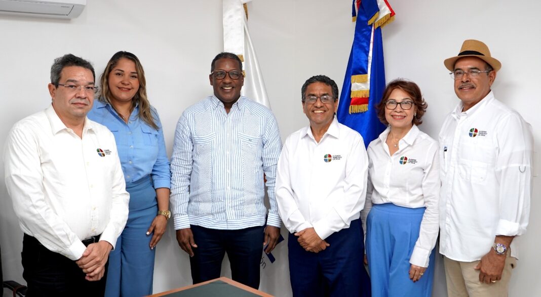 El doctor Agustín Burgos con camisa Azual junto a Ángel Ángeles Fernández, presidente del Clúster Turístico de La Vega junto a dirigentes de la organización.
