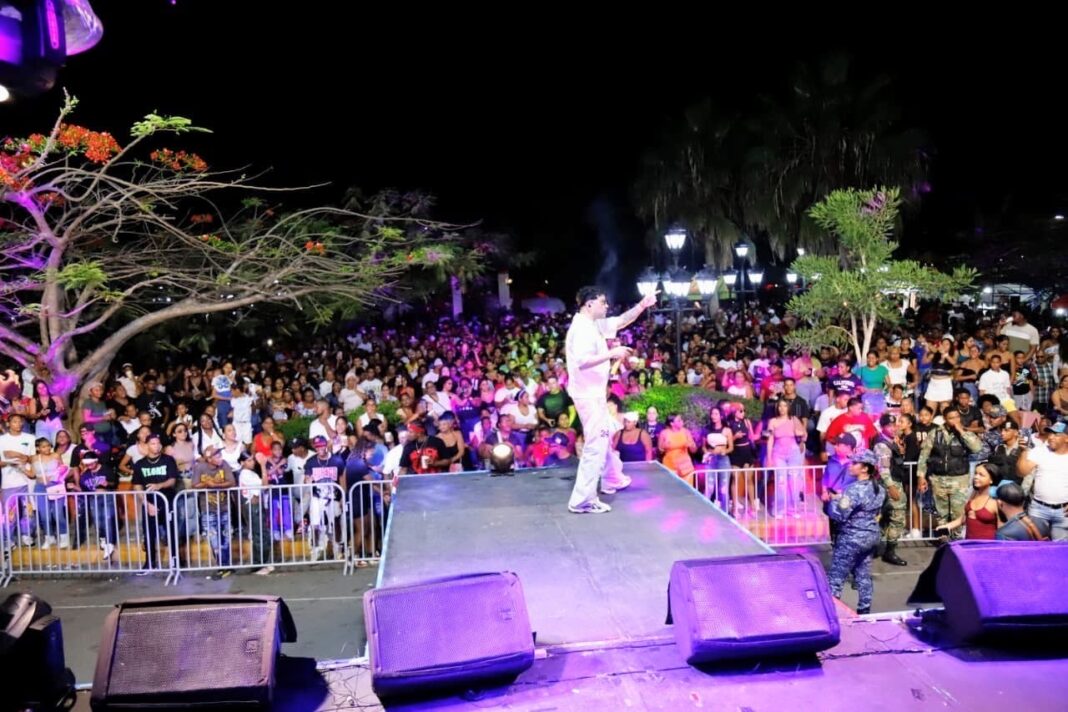 El merengue, la bachata, el merengue típico y las fusiones urbanas fueron los ritmos protagonistas del Mega Festival de la Restauración en Imbert, Puerto Plata