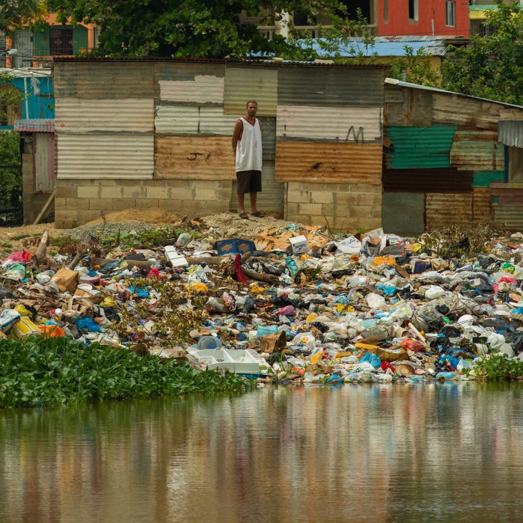 Al río Ozama y al río Isabela van a parar toneladas de desechos sólidos que vierten barrios y empresas